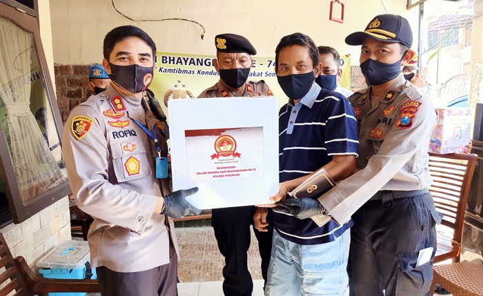Kapolres Pasuruan memberikan bingkisan kepada Purnawirawan Polri.