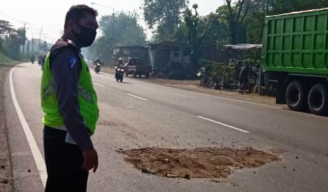 Petugas yang berada di lokasi langsung melakukan olah TKP.