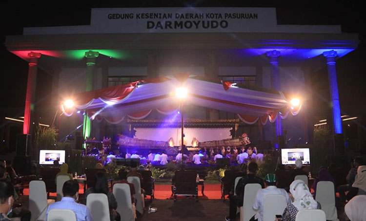 Pertunjukan wayang virtual di halaman Gedung Kesenian Darmoyudo Kota Pasuruan, Sabtu (29/5/2021) malam.