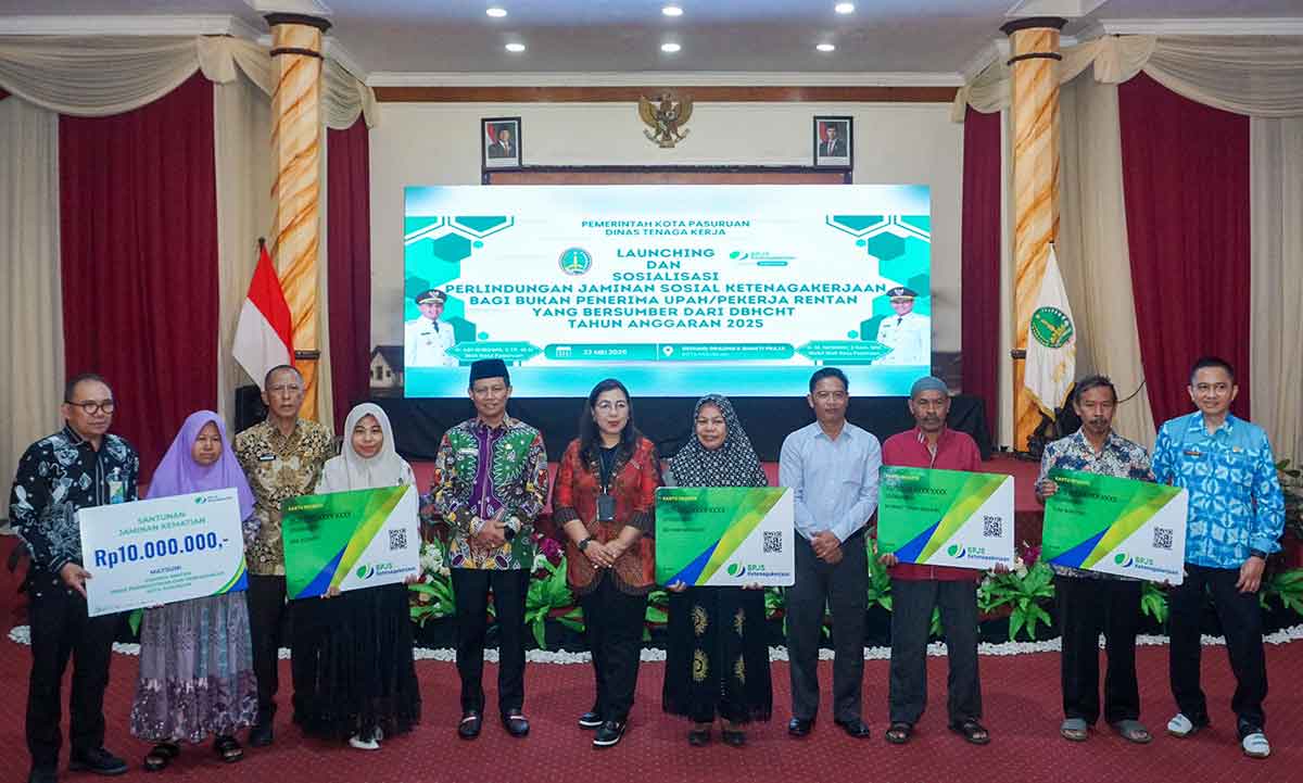 Launching program jaminan sosial ketenagakerjaan bagi bukan penerima upah atau pekerja rentan yang dilakukan Pemkot Pasuruan bersama BPJS Ketenagakerjaan.