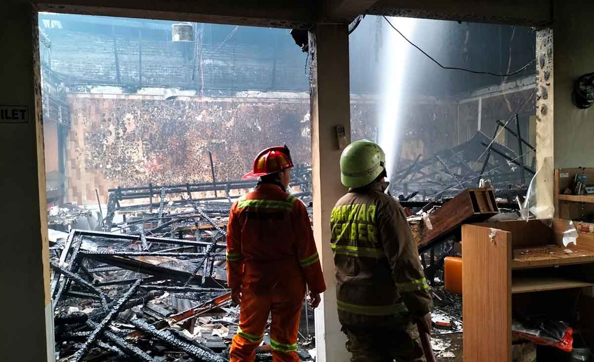 Petugas Damkar Jember saat berada di restoran hotel yang terbakar.