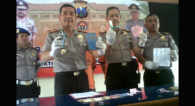 Kapolres Batu, AKBP Leo Simarmata saat menunjukkan barang bukti.