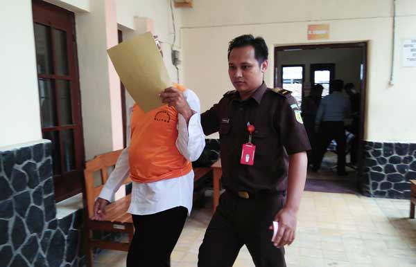 Terdakwa digelandang usai menjalani sidang.