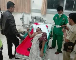 Riyanto saat dirawat di IGD. foto: hadi prayitno/ BANGSAONLINE