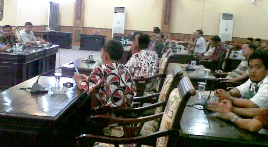 Puluhan Kepala Desa di Kabupaten Sumenep ngeluruk kantor dewan. Foto:faisal/BANGSAONLINE