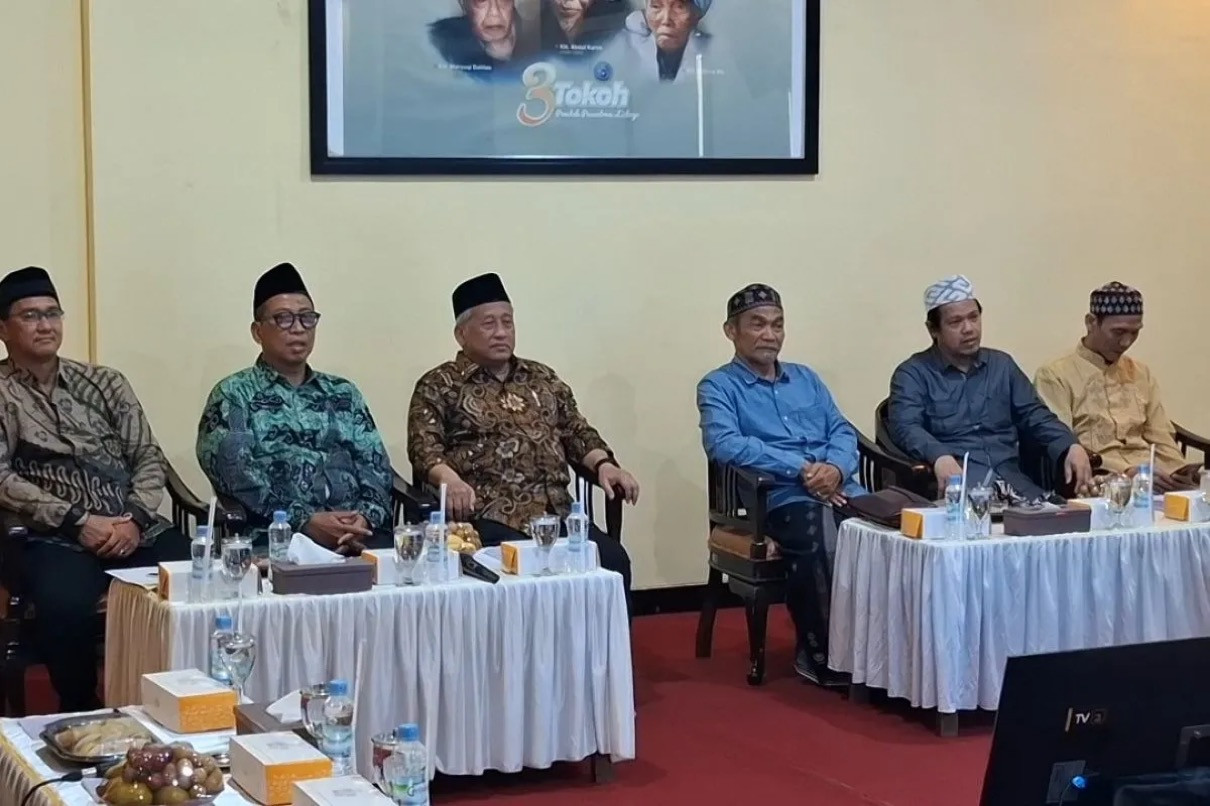 Tampak pihak Manajemen Trans7 saat diterima oleh Pesantren Lirboyo Kediri, Jawa Timur, Rabu (15/10/2025).  Foto: ANTARA/HO-Pesantren Lirboyo Kediri/JPNN)

