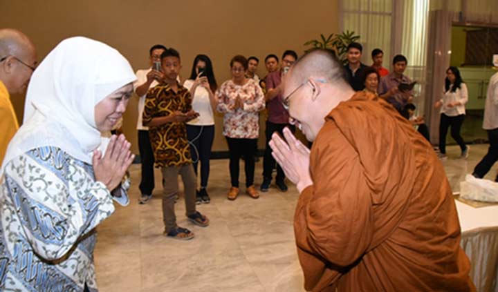 Gubernur Jatim, Khofifah Indar Parawansa saat menghadiri Perayaan Tri Suci Waisak Bersama Tahun 2019 di Dyandra Convention Center Surabaya. foto: ist