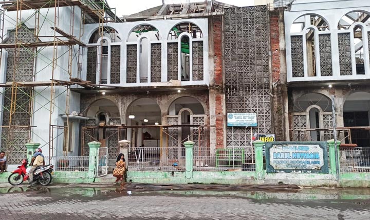 Masjid Darul Muttaqin di kawasan Perum Pondok Sidokare Asri, Kelurahan Sidokare, Sidoarjo.