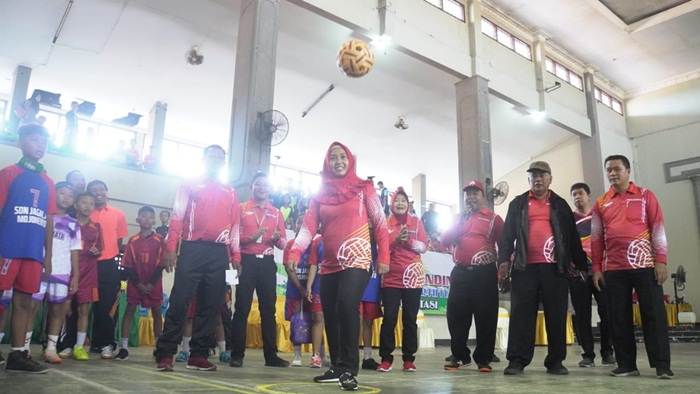 Ning Ita melakukan tendangan pertama sebagai tanda kejuaraan sepak takraw resmi dibuka. 