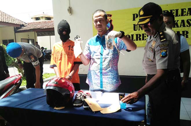 Tersangka saat diamankan di Mapolres Blitar.