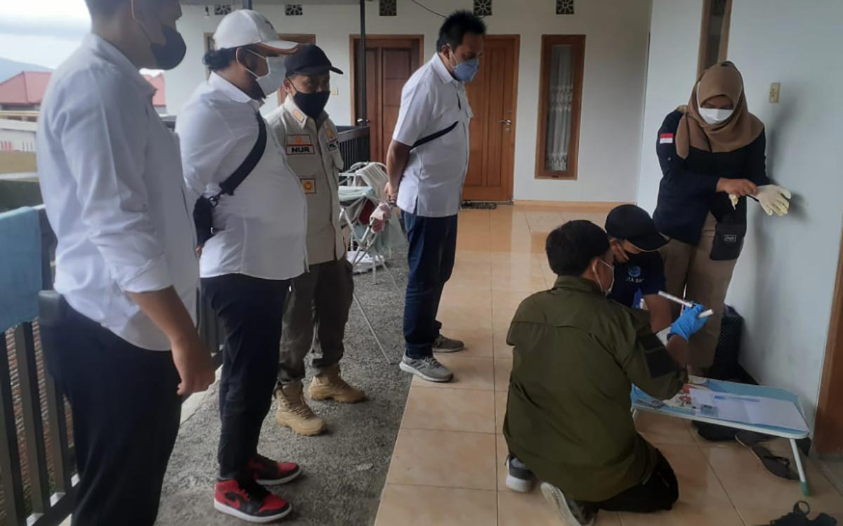 Petugas dari Satreskoba Polres Batu saat merazia tempat karaoke dan kos purel, serta melakukan tes urine secara acak.