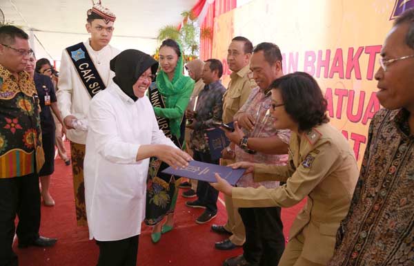 Risma saat membuka acara Bulan Bakti Gotong Royong ke-XIV dan Hari Kesatuan Gerak PKK ke-45 di lapangan Kelurahan Karah, Jambangan, Senin (8/5).