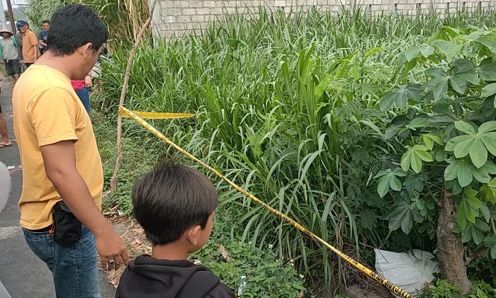 
Mayat diduga korban pembunuhan saat akan dievaluasi petugas. (Foto: Muji Harjita/BANGSAONLINE.com).
