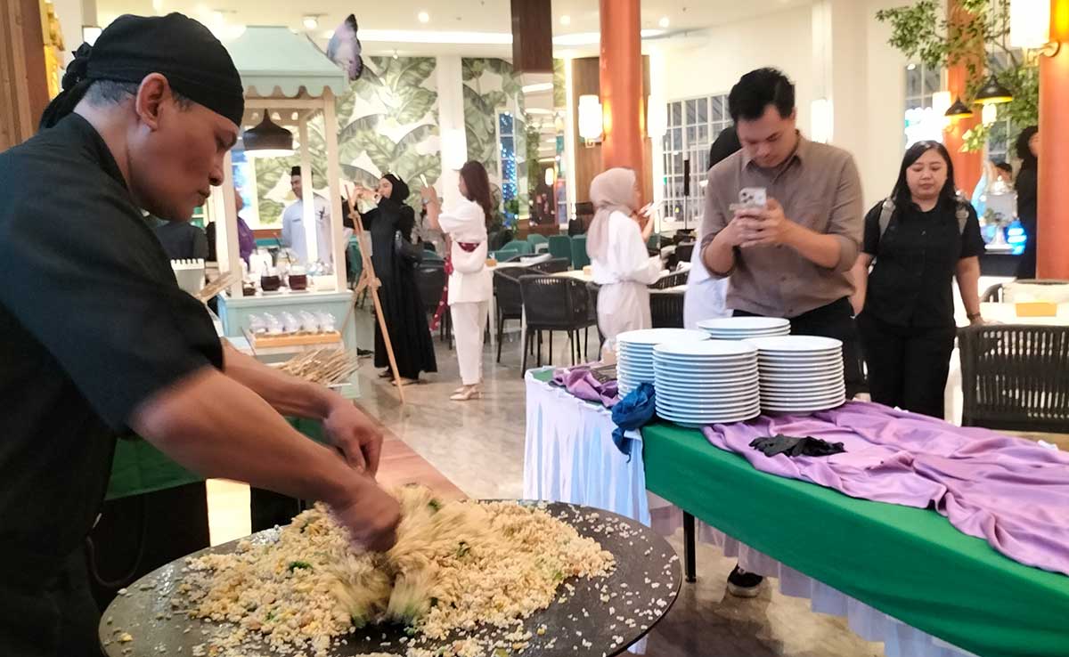 Chef Rosikan saat mempraktikkan memasak nasi goreng khas Thailand saat konferensi pers program Ramadhan Iftar Buffet di SWH.