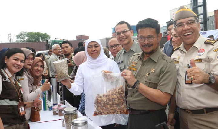 Gubernur Jawa Timur Khofifah Indar Parawansa melepas pengiriman ekspor luar negeri bersama Menteri Pertanian Syahrul Yasin Limpo di Depo Jangkar, pelabuhan Tanjung Perak Surabaya, Senin (2/12/2019) sore.