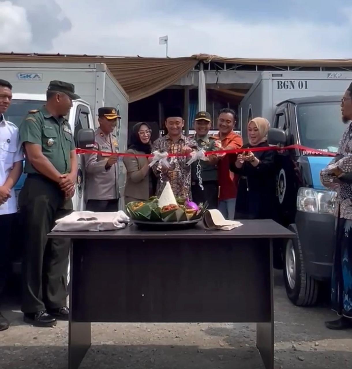 Sesi pemotongan pita peresmian SPPG di Kecamatan Jenu