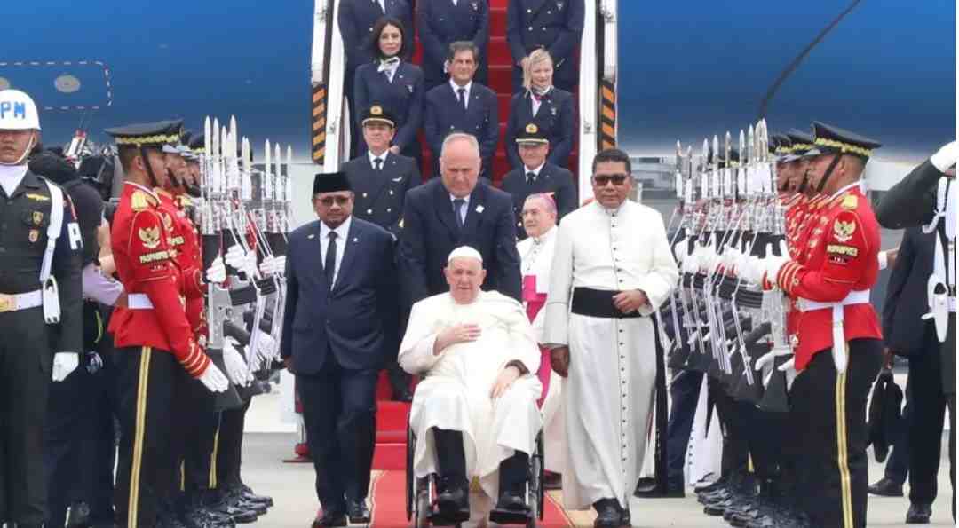 Paus Fransiskus saat dijemput Menteri Agama Yaqut Cholil Qoumas. Foto: istimewa