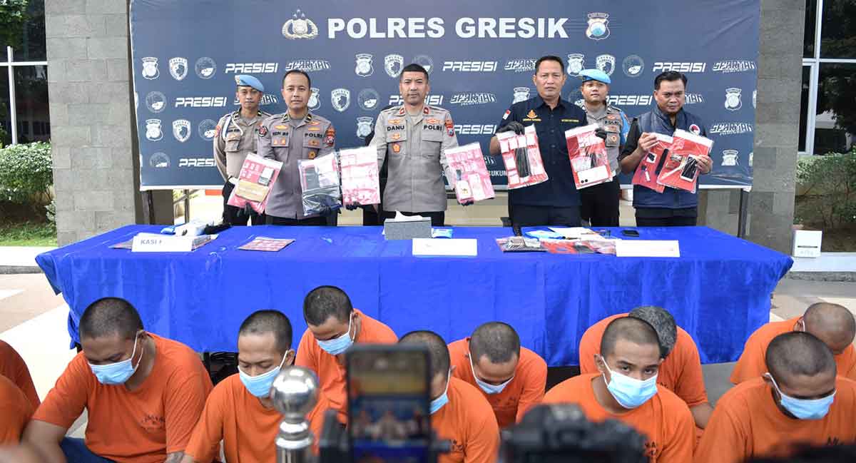 Wakapolres Gresik, Kompol Danu Anindhito Kuncoro, saat mengekspose para tersangka narkoba. Foto: Ist.