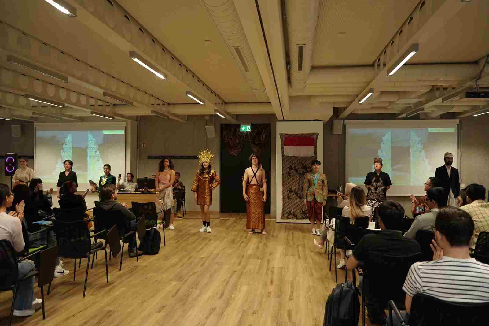 Suasana acara budaya bertema bertema "Batik Around the World" di Vytautas Magnus University Lithuania, Sabtu (30/10/2023). Foto: istimewa.