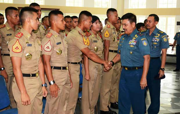 Wakil Gubernur Akademi Angkatan Laut Brigjen TNI (Mar) Rudy Andi Hamzah SAP menyalami taruna peserta latihan.