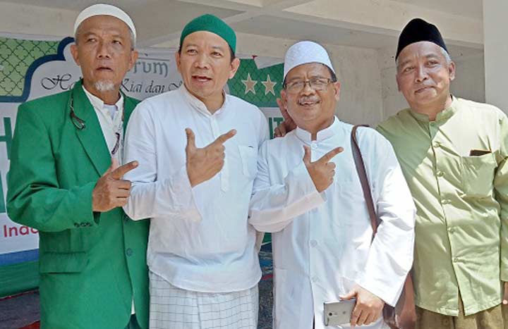 Indera Uno (dua dari kiri), Ust. Lukman, dan KH. Fahmi Amrulloh Cucu Hadrotus Syekh Hasyim Asy