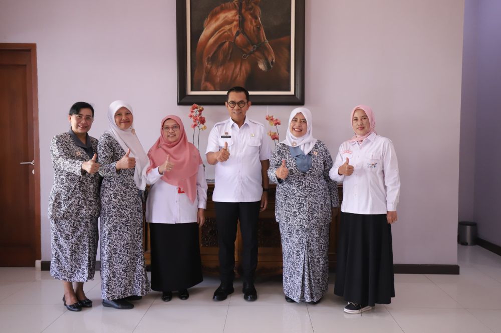 Wali Kota Batu Nurochman foto bersama pengurus Ikatan Bidan Indonesia (IBI) Kota Batu di Rumah Dinas Wali Kota, Rabu (6/8/2025) pagi.