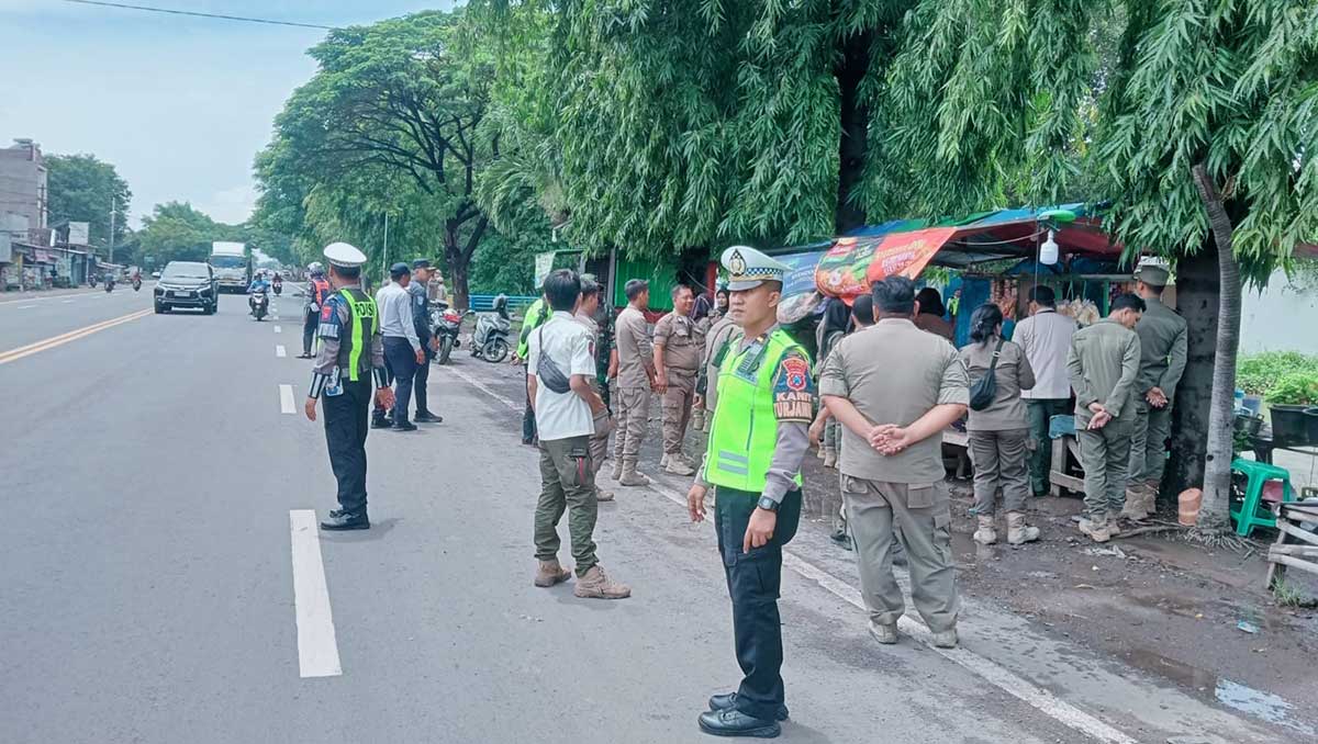 Penertiban yang dilakukan petugas dari Satlantas Polres Pasuruan di Bundaran Sirkel Gempol.
