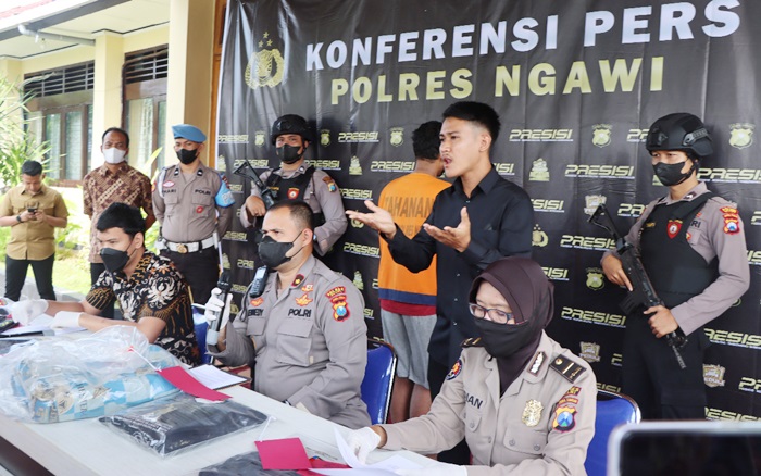Polres Ngawi saat menggelar rilis pers hasil ungkap kasus pelaku pembunuhan.