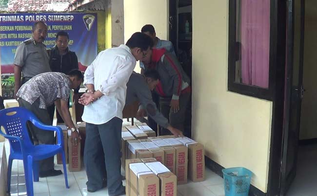 Petugas saat mengecek kelengkapan naskah UN sebelum diberangkatkan ke Tanjung Perak, Surabaya. foto: rahmatullah/ BANGSAONLINE