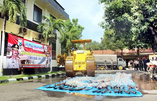 Ribuan botol miras digilas. 