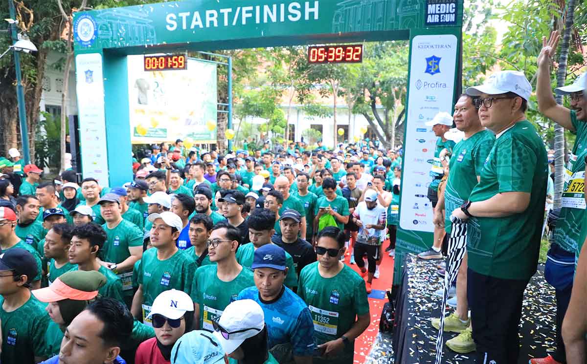 Pj Gubernur Jatim Lepas Keberangkatan Ribuan Peserta Surabaya Medic Air Run 2024
