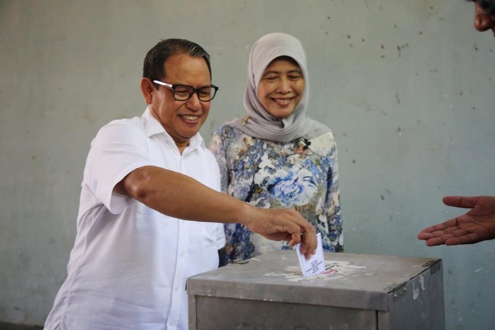 Ketua DPC PKB Tuban saat menggunakan hak pilihnya.