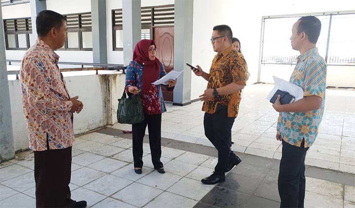 Dispendik melakukan tinjauan ke pusat SKB di SMPN 60 Surabaya.
