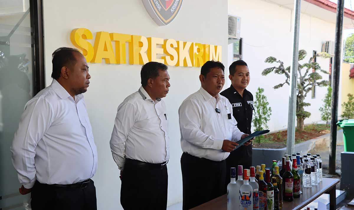 Konferensi pers terkait razia miras atau minuman keras di Pamekasan.