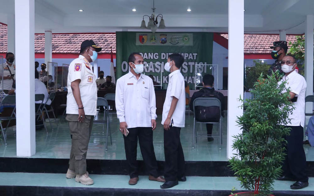 Suasana sidang tipiring bagi pelanggar PPKM darurat di Kantor Kelurahan Gadingrejo.