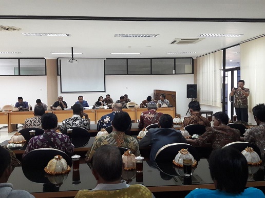 Puluhan kepala desa di Kabupaten Blitar menggeruduk kantor DPRD setempat.  foto: Akina Nur Alana/ BANGSAONLINE