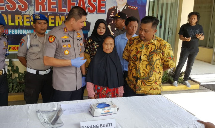 Nenek Sumintuk saat diinterogasi oleh Kapolres Jember AKBP Alfian Nurrizal, Jumat (10/1/2020) siang.