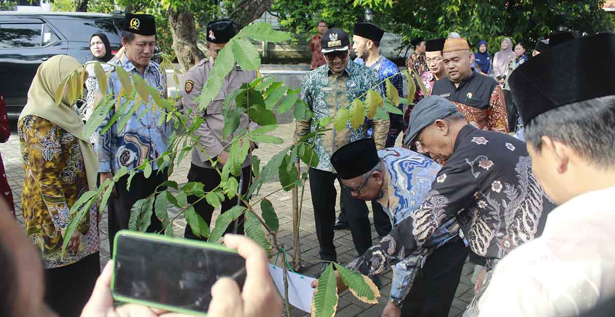Penanaman pohon matoa dalam rangka memperingati HAB ke-80 Kemenag di Kota Pasuruan.