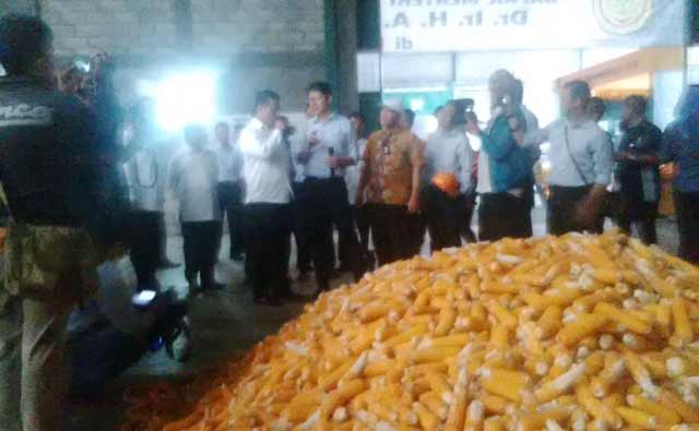 Menteri Pertanian Andi Amran Sulaiman saat meninjau PT Bisi di Kecamatan Pare, Kabupaten Kediri. foto: arif kurniawan/BANGSAONLINE