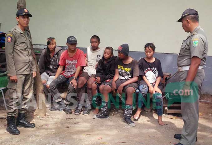 Enam anak punk saat diamankan di Kantor Satpol PP Kabupaten Pasuruan. foto: ANDY F/ BANGSAONLINE