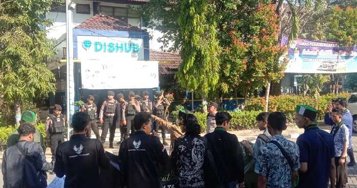 Aktivis HMI saat demo di kantor Dishub Gresik. Foto: Ist.