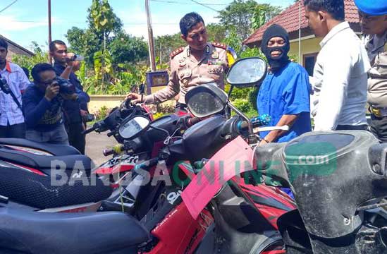 Kapolres Bojonegoro, AKBP Wahyu Sri Bintoro saat merilis pelaku berinisial PRN 45 tahun warga Desa Kuncen, Kecamatan Padangan. foto: EKY NURHADI/ BANGSAONLINE