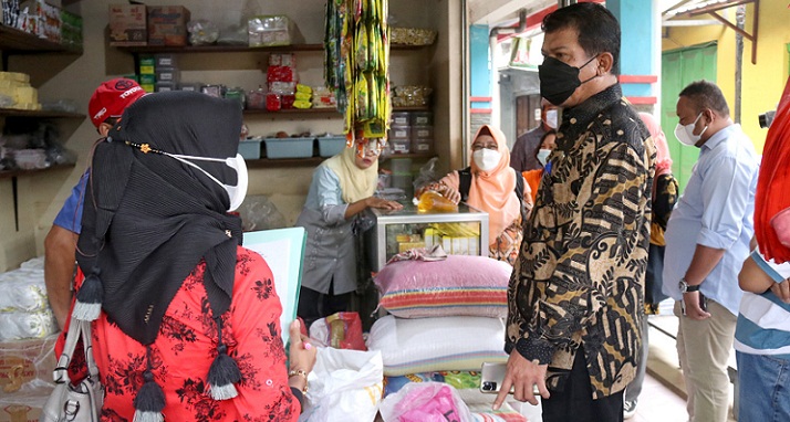 Kepala Dinas Pangan dan Perikanan (Dispari) Kabupaten Mojokerto, M Ridwan turun ke pasar menelusuri biang tak membaiknya harga minyak goreng di pasaran. 