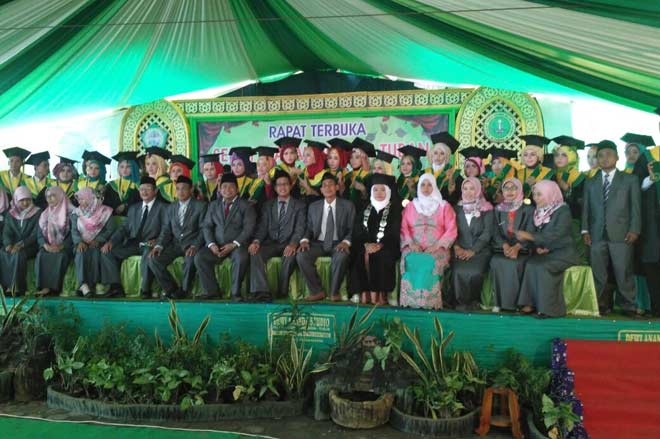 Para wisudawan saat foto bersama dengan dosen. foto: SUWANDI/ BANGSAONLINE