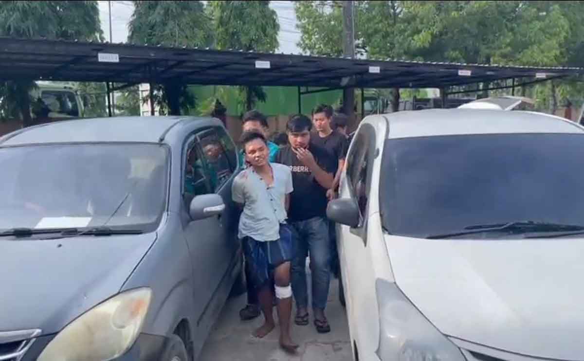 Petugas dari Polres Bangkalan saat mengamankan maling sapi.