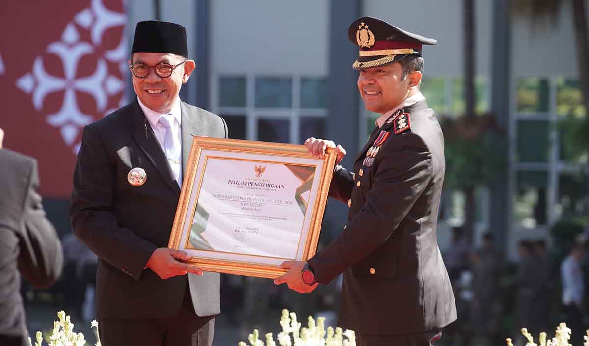 Wali Kota Batu saat menyerahkan penghargaan di peringatan Hari Lahir Pancasila.
