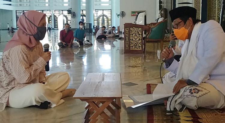 Merry Sofiani Gulo, gadis milenial, saat mengikrarkan dua kalimat syahadat dibimbing Dr. KH. M. Sujak di Masjid Al-Akbar Surabaya, Jumat (14/8/2020). foto: MMA/ bangsaonline.com