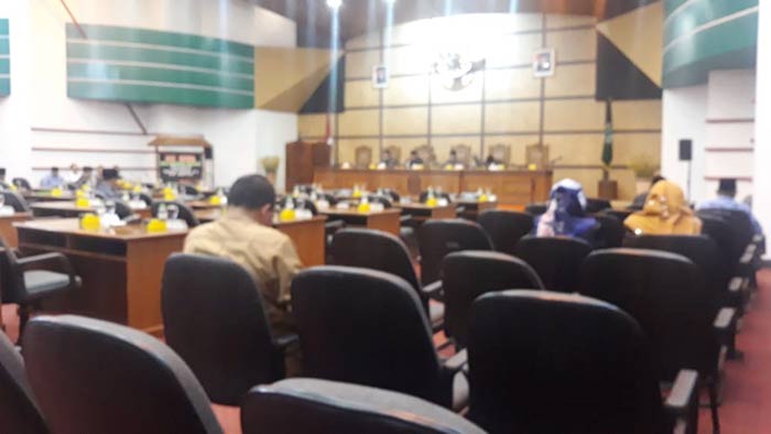 Tampak beberapa kursi kosong saat sidang paripurna pertama DPRD Kabupaten Pasuruan. 