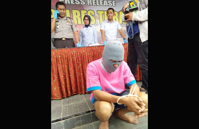 Tersangka saat berada di Mapolres Tuban untuk mempertangungjawabkan perbuatannya.