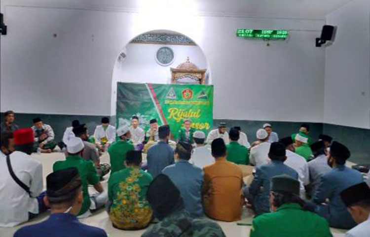 GP Ansor bersama Banom NU dan Remaja Masjid se Kecamatan Gayungan berbaur dalam kegiatan Majelis Dzikir dan Salawat Rijalul Ansor, Jumat (11/9/2020) malam. foto: istimewa